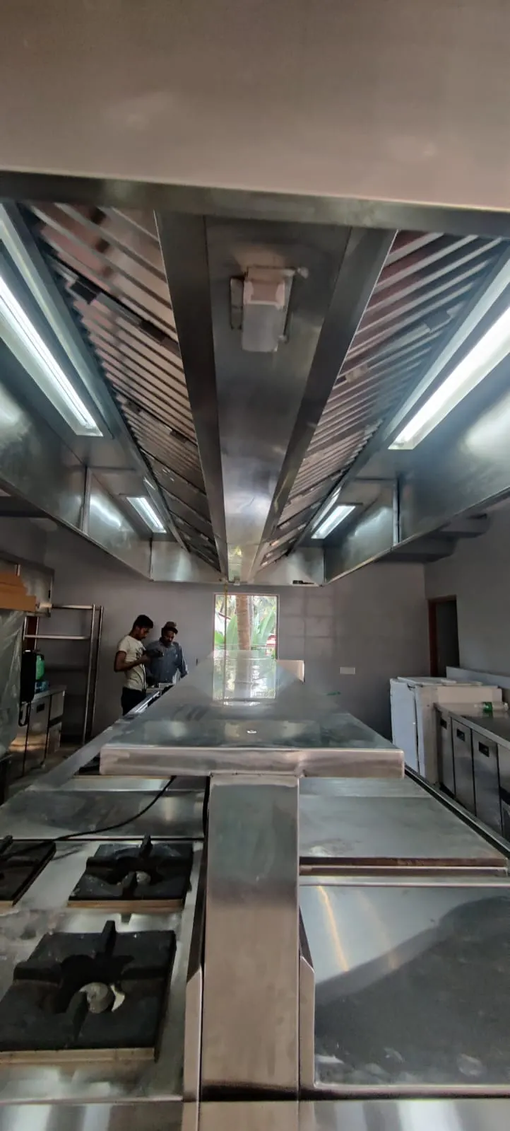 Island exhaust hood over a central cooking island